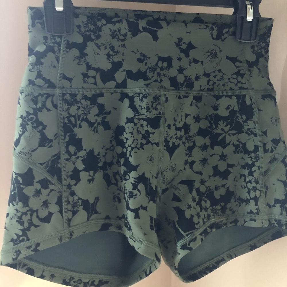 Lululemon - In Movement Short Everlux 2.5”